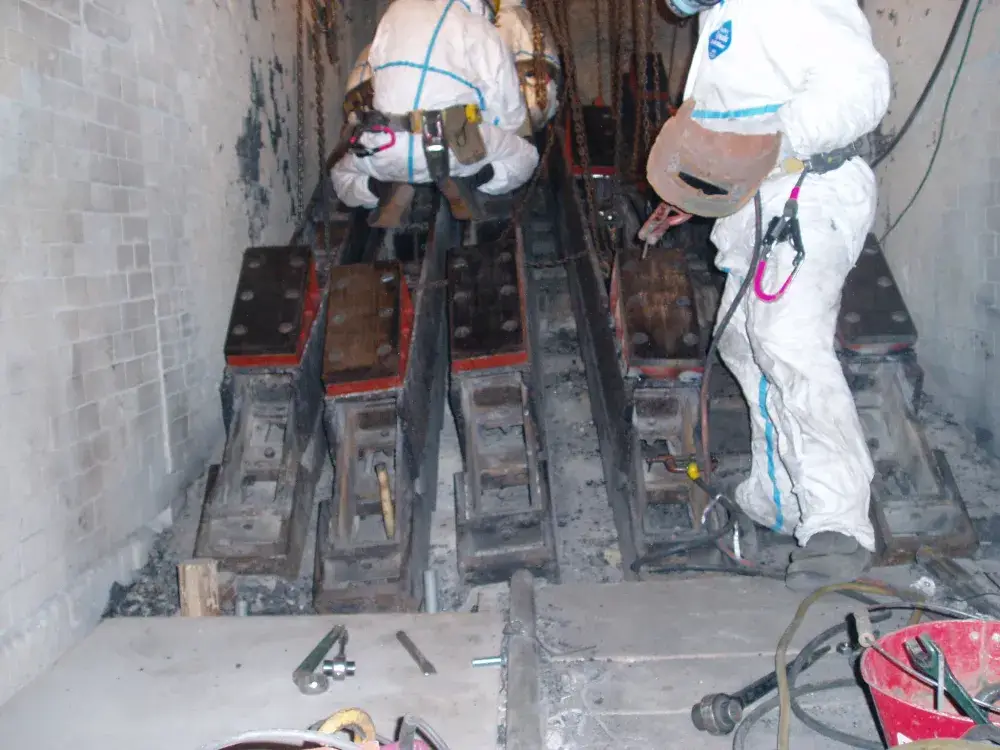 焼却炉内で火格子等の整備