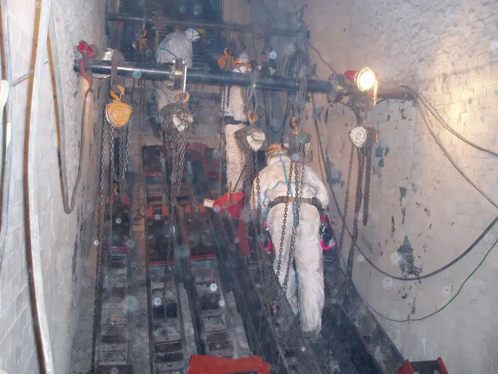 焼却炉内で火格子等の整備