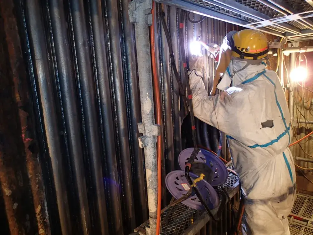 ボイラー水管の取替溶接作業