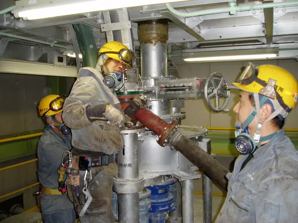 消石灰ホースの取替作業