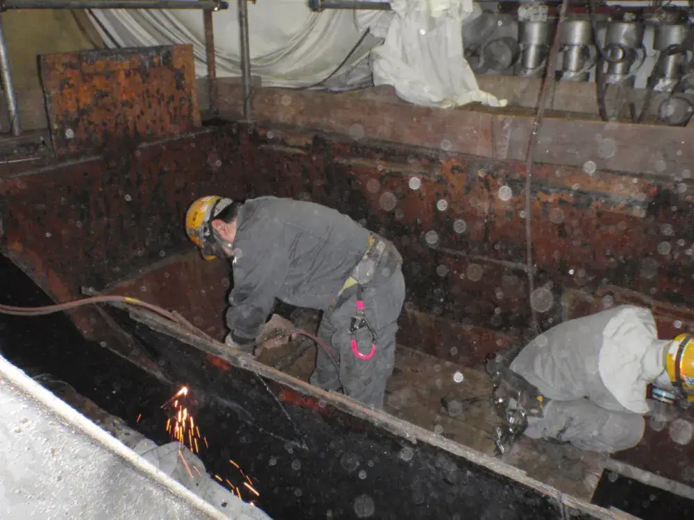 投入ホッパーの解体作業