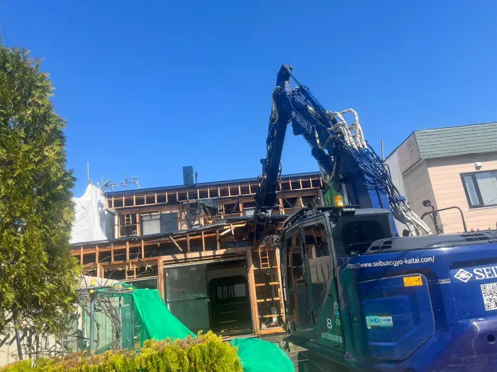 迫力ある解体風景。ベテラン作業員が多数在籍、スキルアップが可能です！